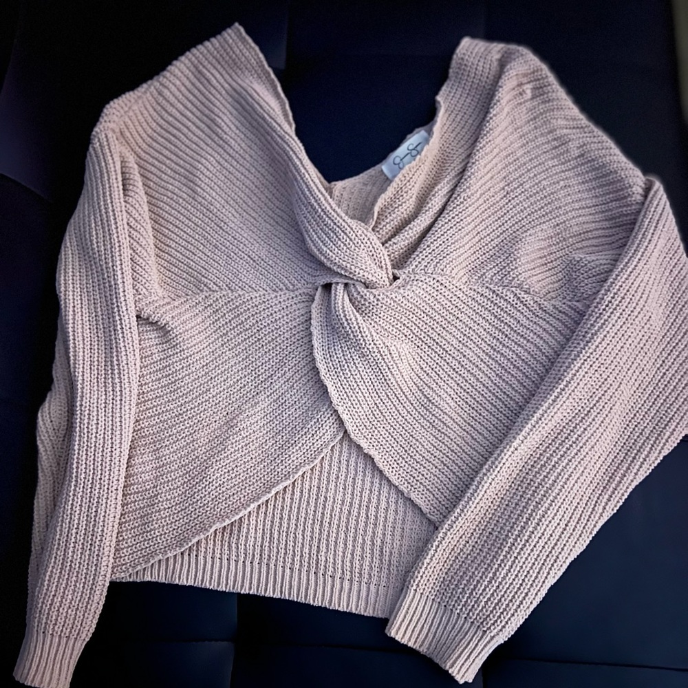 Long sleeve shirt. Knot is the front side of the shirt.